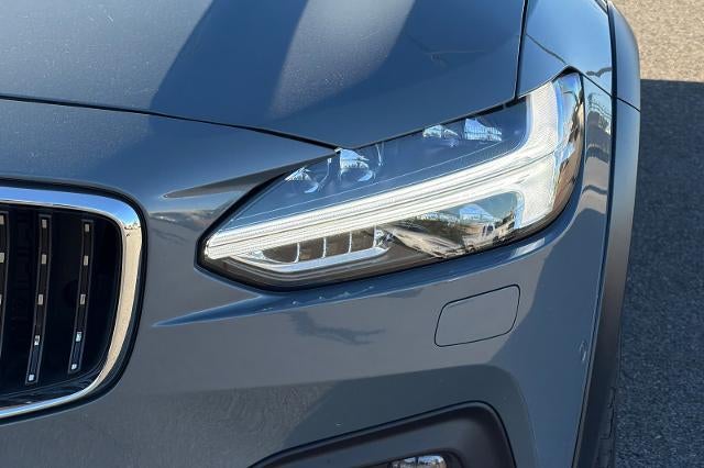 2022 Volvo V90 Cross Country Base